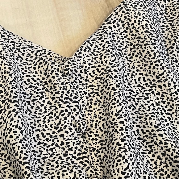 Peplum Top Spotted Print in black and white - Picture 7 of 12